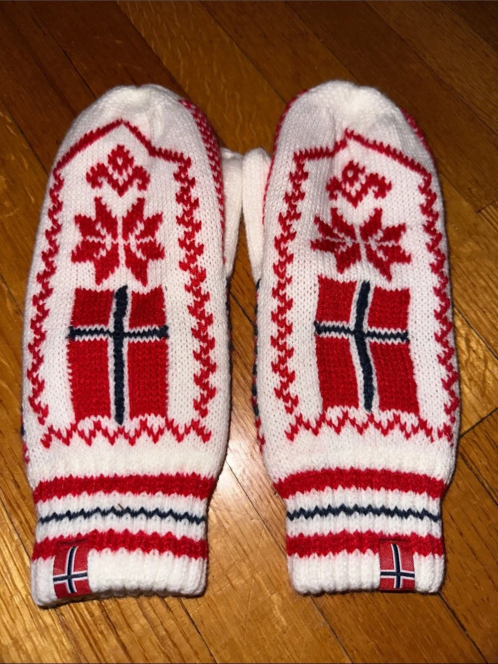 Red and White Norway Flag Knit Mittens fleece lined unused